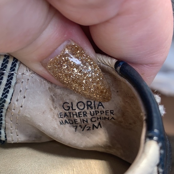 Tahari Gloria cream and navy cap toe flats - Picture 7 of 8